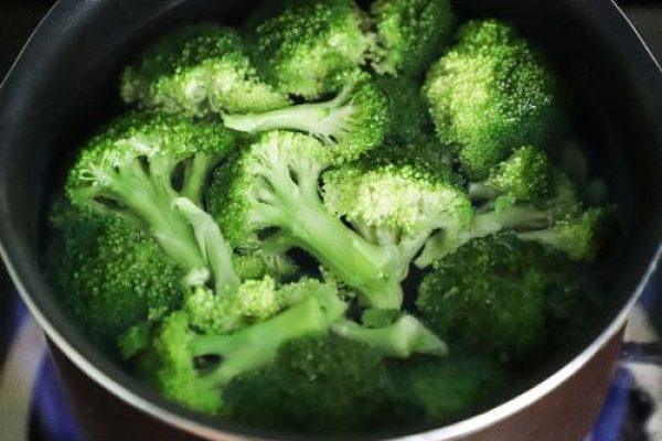 Broccoli blansjeres i pastavannet